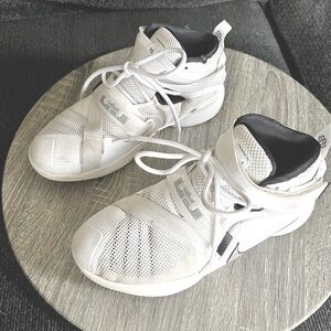 Nike Lebron Solider 9 Basketball sneakers